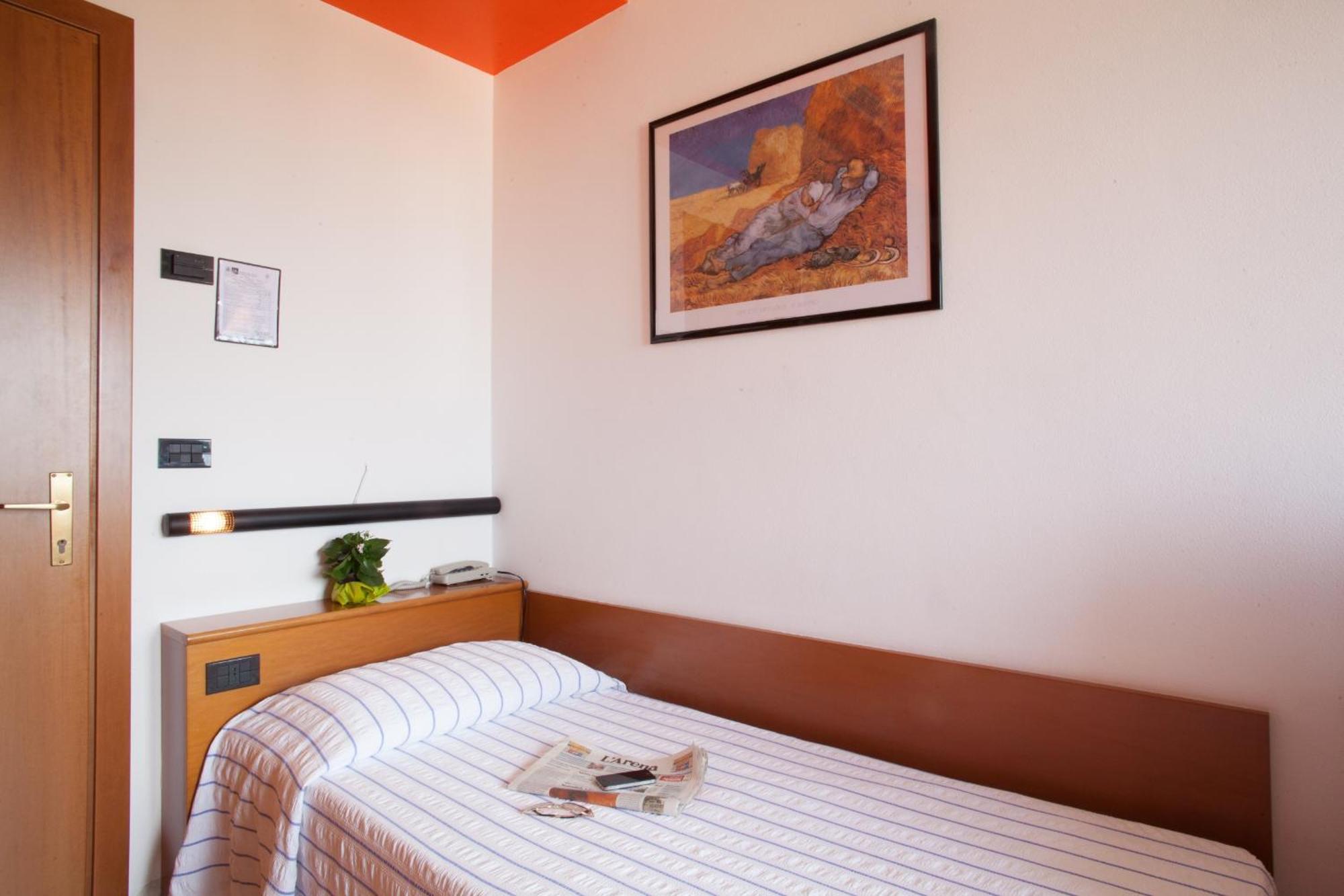 Hotel Pace Тори дел Бенако Екстериор снимка